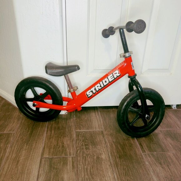 Strider 12 Bike Red No Pedal Balance Bicycle for Kids 18 months+ - Picture 2 of 4
